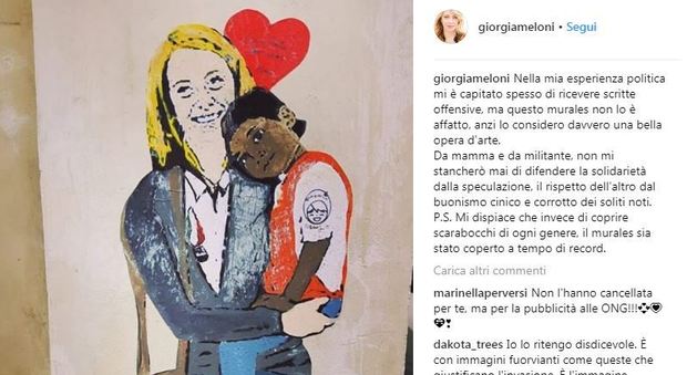 Dopo il bacio Di Maio-Salvini il murale con la Meloni e un bimbo nero. Ma la leader FdI apprezza