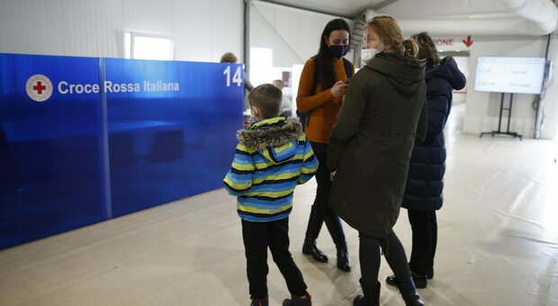L'hotel Elvezia apre h24 ai profughi in fuga dall'Ucraina, anche se solo di passaggio: «Spesso sono mamme e bambini»