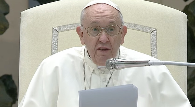 Papa Francesco e le fake news in guerra: «Superiamo le falsità, la verità ci rende liberi»