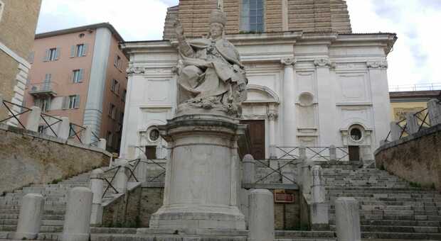 Uno si arrampica sulla statua del Papa, l'altro aggredisce i poliziotti: doppia denuncia per gli ubriachi molesti