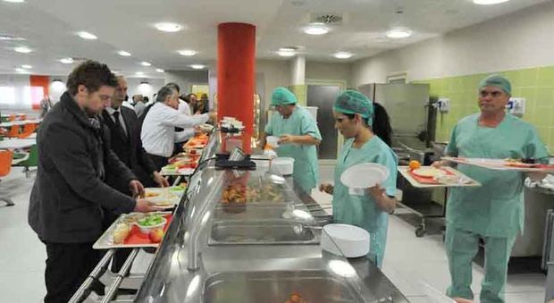 «Hamburger gigante, come è umano lei...». Perugia, il cuoco dell'ospedale fa 20 milioni di pasti