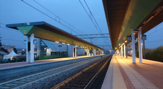 Milano, 48enne muore investita da un treno in transito. Ritardi e cancellazioni sulla linea ferroviaria