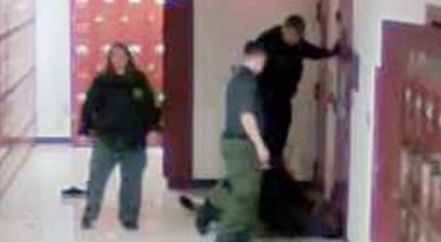 Afroamericano muore dopo essere stato fermato dai poliziotti: in un video gli ultimi istanti di Sterling Higgins Afroamericano muore dopo essere stato fermato dai poliziotti: in un video gli ultimi istanti di Sterling Higgins