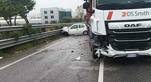 L'auto impazzita si incastra tra un camion ed il guardrail: conducente all'ospedale