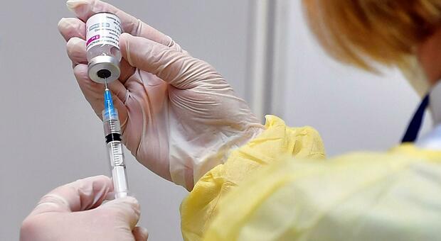 Vaccino AstraZeneca, domani l'Ema darà nuove indicazioni «su seconde dosi e fasce di età»