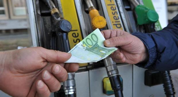 Manovra, salgono ancora le accise sui carburanti. Salta la stretta sulle detrazioni per le spese sanitarie Manovra, salgono ancora le accise sui carburanti. Salta la stretta sulle detrazioni per le spese sanitarie