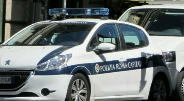 Roma, sesso nell'auto dei vigili: inchiesta interna. Comandante in bilico: troppe grane, via dopo Natale