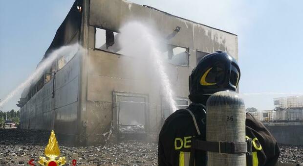 Incendio distrugge capannone di un'azienda cosmetica