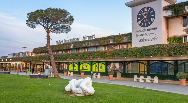 Aeroporto di Pisa, la denuncia dei sindacati: «Partono armi mascherate da aiuti umanitari»