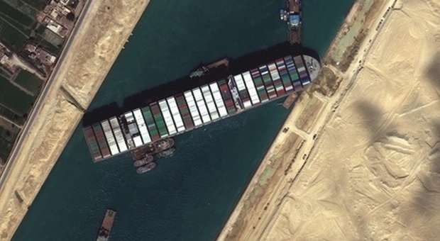 Suez, nave blocca il canale per la seconda volta: si arena un portacontainer