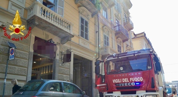 Torino, incendio in casa: ragazzo intrappolato salvato dai vigili del fuoco