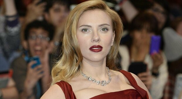 Scarlett Johansson si è sposata (per la terza volta): fiori d'arancio per l'attrice e il compagno Colin Jost