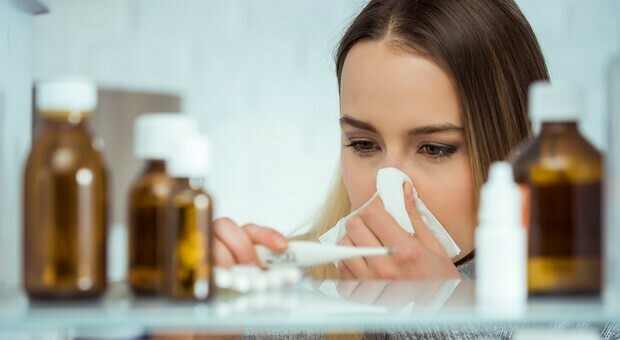 Variante Omicron, dalla tosse al raffreddore: i cinque sintomi per riconoscerla. Le differenze con Delta