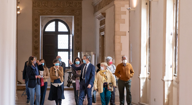Luigi Gallo, direttore della Galleria Nazionale delle Marche, durante la visita a palazzo Ducale di Urbino