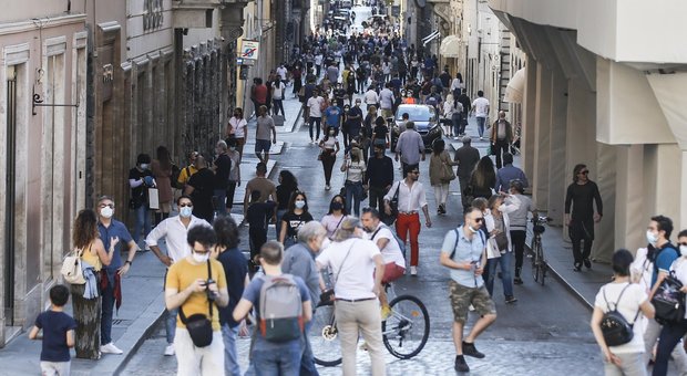 Movida, gli scienziati: fermate la ressa. «Basta assembramenti». I sindaci: chiudiamo tutto Movida, gli scienziati: fermate la ressa. «Basta assembramenti». I sindaci: chiudiamo tutto
