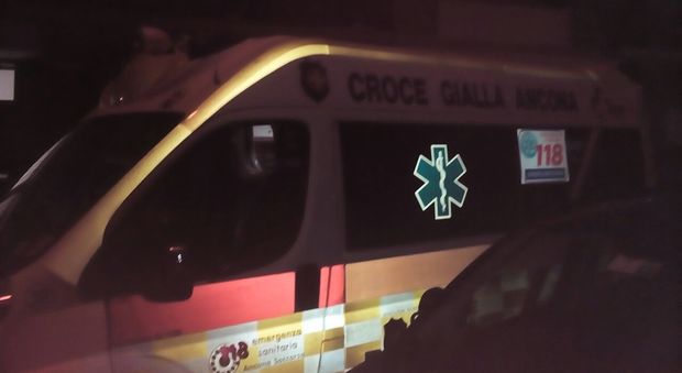 Scontro tra auto, una si ribalta Due persone portate in ospedale