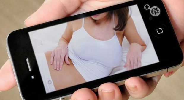 Sesso via chat tra ragazzini di 13-14 anni: «Foto porno per 5 euro, pagavano via PayPal»
