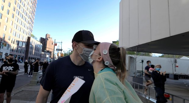 Virus, le regole del sesso per la Fase 2. «Ok baci, ma solo su labbra. Saliva contagiosa» Virus, le regole del sesso per la Fase 2. «Ok baci, ma solo su labbra. Saliva contagiosa»