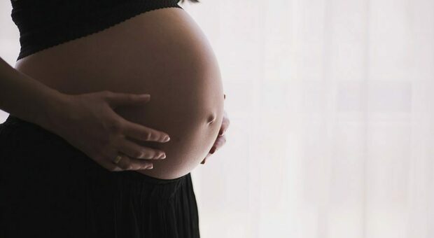 «Amore sono incinta», fidanzato la picchia in mezzo di strada: 37enne denunciato