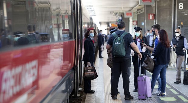L'Italia riapre, subito disagi su strade e traghetti. Treni affollati, primi turisti a Roma dal Nord L'Italia riapre, subito disagi su strade e traghetti. Treni affollati, primi turisti a Roma dal Nord