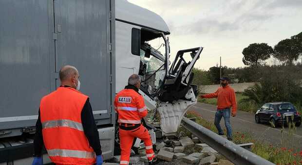 Incidente tra camion sulla Maglie-Lecce: strada chiusa e traffico deviato