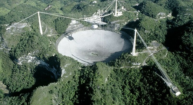 Il radiotelescopio di Arecibo collassa: fu immortalato in molti film, da X-Files a 007