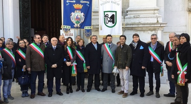 Pro loco: foto di gruppo davanti alla Basilica di Loreto