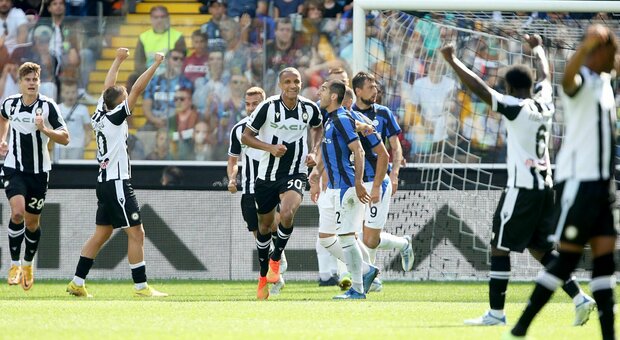 Inter, un altro blackout: segna Barella, ma l'Udinese ribalta tutto e vince 3-1 con lo show di Deulofeu