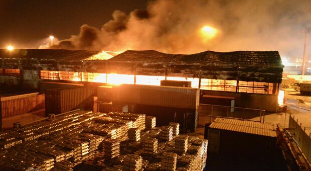 Ancona, maxi-incendio al porto. I testimoni: «Sentite tre esplosioni, sembrava Beirut»