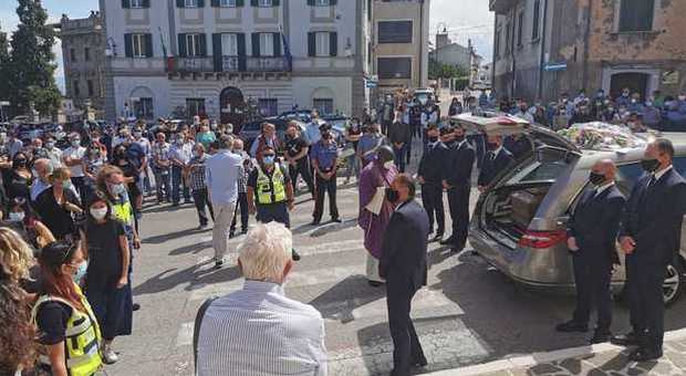 Ascoli, ex carabiniere freddato dai killer sulla ciclabile, folla al funerale in Abruzzo