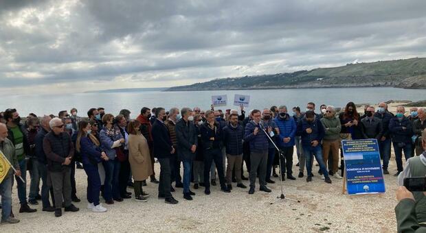 Manifestazione a Porto Miggiano per dire no al parco eolico offshore