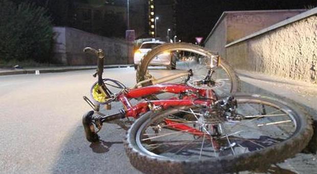 Falcia con l'auto 6 ragazzi in bici e fugge: arrestato due ore dopo dai carabinieri