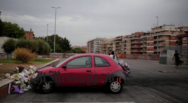 Rogo camper a Roma, auto parcheggiata su fiori e lettere: la foto scatena l'indignazione sul web