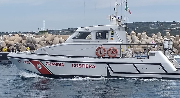 Barca in avaria con 40 passeggeri a bordo: salvataggio e maxi-multa a Leuca
