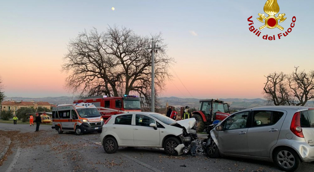 Scontro tra due auto per una mancata precedenza: due feriti portati in ospedale Scontro tra due auto per una mancata precedenza: due feriti portati in ospedale