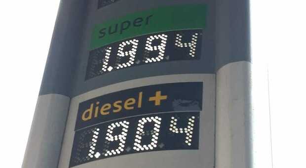 Caro-benzina, protestano i gestori: «Stiamo perdendo clienti». E 72 centesimi per litro vanno allo Stato