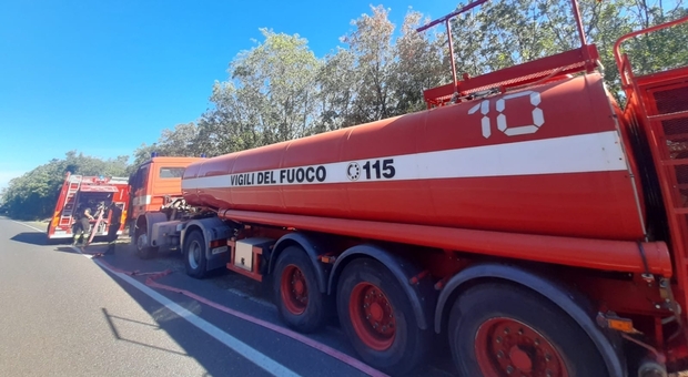 A4, incendio boschivo vicino all'autostrada: chiuso lo svincolo di uscita a Duino in direzione Trieste