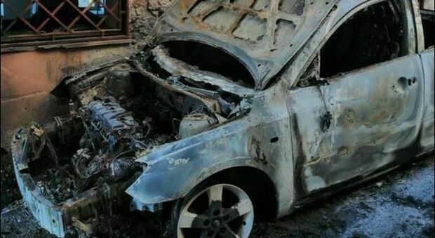 Pavia, incendia auto per vendetta, ma sbaglia macchina e brucia quella di un carabiniere