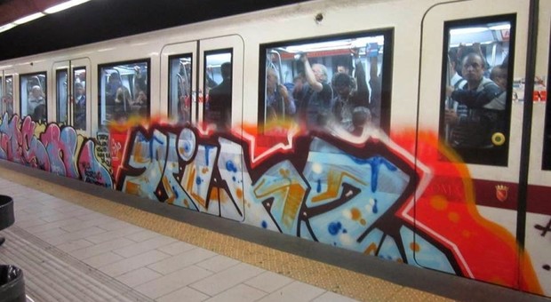 Imbrattano con lo spray un vagone della metro: denunciati tre writer