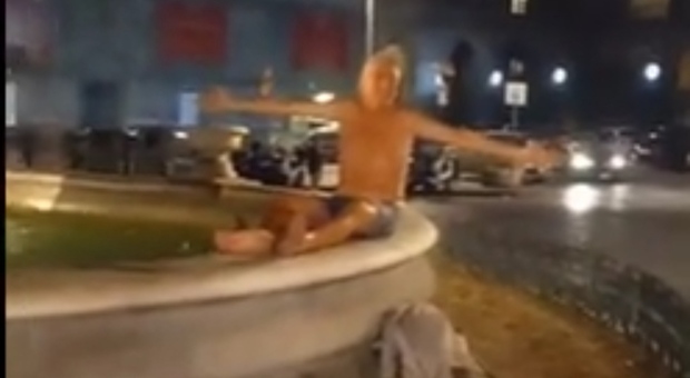 Napoli, turista inglese fa il bagno nella fontana in centro: il video diventa virale