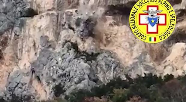 Genga, rimosso un masso pericolante con l'esplosivo: Frasassi off limits Genga, rimosso un masso pericolante con l'esplosivo: Frasassi off limits