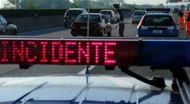 Incidente in A34: tampona con la sua Audi un'altra auto, morta bimba di 4 mesi Incidente in A34: tampona con la sua Audi un'altra auto, morta bimba di 4 mesi