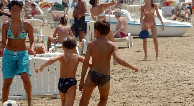 Fotografa bimbi nudi in spiaggia all'Elba, genitori fanno arrestare turista. «Sul suo tablet foto pedoporno»