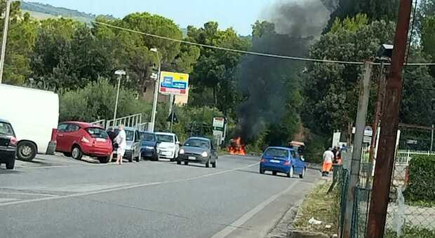 Macerata, auto a fuoco in via dei Velini: vigili al lavoro per domare le fiamme e mettere in sicurezza l'area