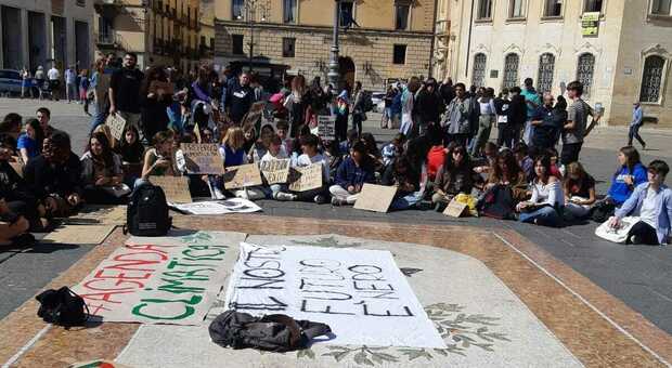 «Agire subito per il clima». A Bari e Lecce tornano i Fridays for future