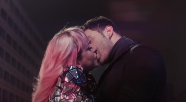 Arisa, nel videoclip "Cuore" il bacio hot con Vito Coppola: fan in delirio VIDEO