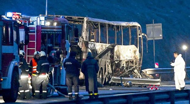 Terrore in autostrada: pullman si ribalta e prende fuoco