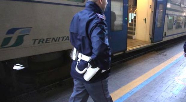 Controllore aggredito da baby-gang sul treno: pestato e scaraventato giù a Senigallia Controllore aggredito da baby-gang sul treno: pestato e scaraventato giù a Senigallia