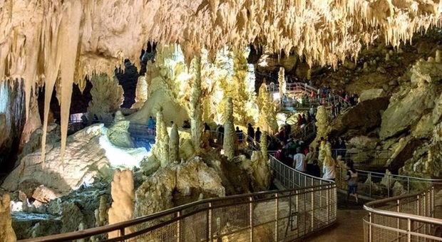 Frasassi si fa un regalo d'anniversario: scoperta la Grotta della Via Crucis