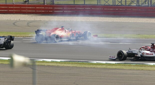 Il testa-coda di Vettel subito dopo il via Il testa-coda di Vettel subito dopo il via
